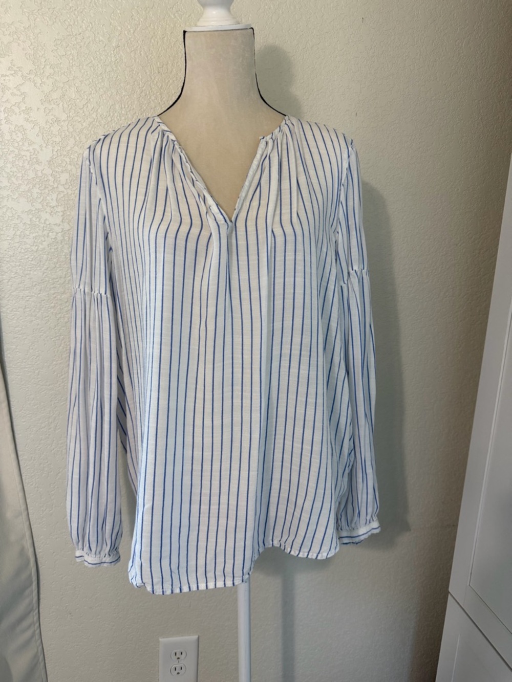 GAP Relaxed Split-Neck Shirred Blouse for Women, Size Large - Picture 2 of 9